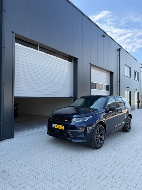 Land Rover Discovery Sport  P300e AWD 1.5 R-DYNAMIC BLACK PACK SE | Panodak | Leer | Trekhaak | Meridian | Camera | Adapt.Cruise | Stoel/stuurverw. | Sfeerverlichting | 