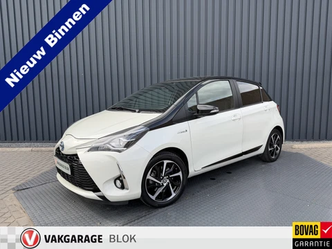 Toyota Yaris 1.5 Hybrid Bi-Tone Plus | Pano dak | PDC Achter | 10 jr GARANTIE | Rijklaar!!