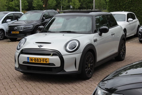 MINI Electric MINI Yours 33 kWh / SoH 95,3% / Panoramadak / Leder / Keyless / 17'' / CarPlay / Navigatie / Stuur+Stoelverwarming / Cruise Control / LED Koplampen