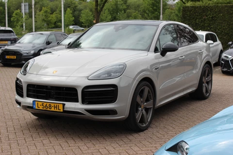Porsche Cayenne Coupé 3.0 E-Hybrid / Panoramadak / 360Camera / Achterasbesturing / Carbon intr. / 22'' / Sportdesign+Chrono / Bose / Adaptieve Stoelen / Luchtvering / Dodehoek /  DAB / ACC