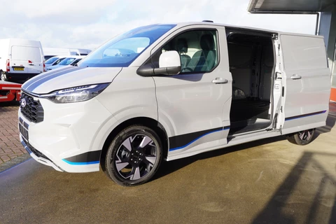 Ford E-Transit Cust. L2H1 Sport 218PK Automaat Schuifdeur links en rechts Airco | adap.cruise | Navi | 360 camera | 19"Lm velgen