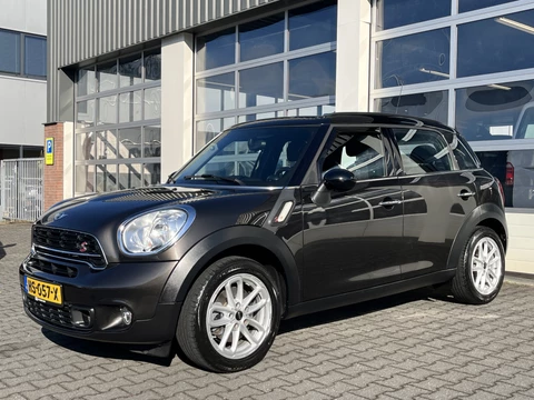 MINI Countryman 1.6 Cooper S Airco Cruise controle Trekhaak 1000kg trekgewicht Stuurwielbediening Telefoonverbinding Stoelverwarming Lichtmetalenvelgen Afneembare trekhaak