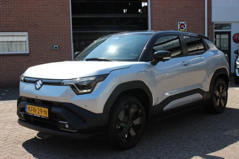 Suzuki e Vitara Style 61 kWh | Panoramadak | Leer en Elek. stoel | 360 Camera |