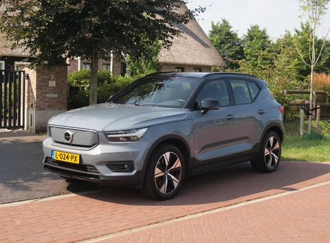 Volvo XC40 Recharge P8 AWD R-Design | SOH 91% | Trekhaak | Warmtepomp | Parkeersensoren | Apple Carplay | ACC |  NL-Auto |