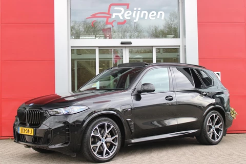 BMW X5 xDrive50e 490PK M-SPORT LAUNCH EDITION | PANORAMA SCHUIF/KANTEL DAK "SKY LOUNGE" | COMFORT STOELEN ELEKTRISCH VERSTELBAAR MET GEHEUGENFUNCTIE EN VERWARMBAAR VOOR EN ACHTER | LEDEREN BEKLEDING BMW INDIVIDUAL ZWART | EDELHOUT INTERIEURLIJSTEN | RIJASSISTENT-SYSTEEM DRIVING ASSISTANT PROFFESIONAL MET O.A. DODEHOEK DETECTIE EN ADAPTIVE CRUISE CONTROL | TRAVEL PAKKET | INNOVATIE-PAKKET: PARKEERASSISTENT-PAKKET PROFESSIONAL/ADAPTIEVE LED KOPLAMPEN/HARMAN/KARDON AUDIO SYSTEM/BMW LIVE PROFESSIONAL/RIJASSISTEN-SYSTEEM BMW GESTUURDE CONTROL/RIJSTROOK ASSISTENT/RIJSTROOKWISSEL ASSISTENT/BOTSWAARSCHUWING/RIJASSISTENT ACHTERBOTSING | DRAADLOZE APPLE CARPLAY/ANDROID AUTO | NAVIGATIE | 360° CAMERA | GEKOELDE BEKERHOUDERS | LUCHTVERING | DRAADLOZE TELEFOONLADER | ELEKTRISCH BEDIENBARE ACHTERKLEP | HEAD UP DISPLAY | STOEL/STUUR VERWARMING | ELEKTRISCH VERSTELBAAR STUURWIEL |