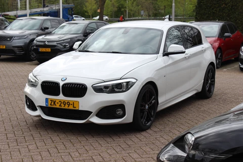 BMW 1 Serie 118i Edition M Sport Shadow High Exe. / Leder / Navigatie / Parkeerhulp achter / Keyless / 18'' / Getint glas / Stoelverwarming / Cruise Control