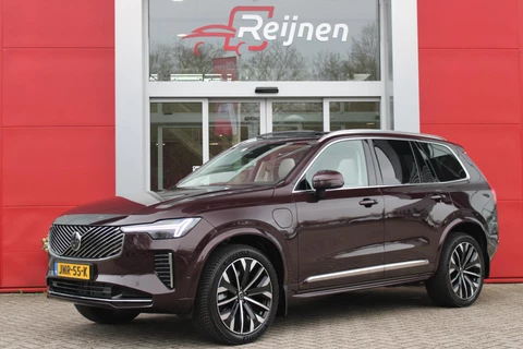 Volvo XC90 2.0 T8 456PK PHEV AWD ULTRA BRIGHT | BOWERS & WILKINS HIFI PREMIUM AUDIO | LUCHTVERING VOOR / ACHTER MET FOUR-C SETTINGS  | PANORAMISCH SCHUIF / KANTELDAK | NUBUCK HEMELBEKLEDING EN MET LEDER BEKLEDE ZONNEKLEPPEN EN HANDGREPEN | EXTRA GETINT GLAS  ACHTER | ZONGORDIJNEN IN ACHTERPORTIEREN | NAVIGATIE SYSTEEM BY GOOGLE MAPS | 360° CAMERA | ELEKTRISCH WEGKLAPBARE TREKHAAK | HEAD-UP DISPLAY | COMFORT STOELEN MET MASAGE FUNCTIE | STOEL VERWARMING EN VENTILATIE | ELEKTRISCH VERSTELBARE COMFORT STOELEN MET GEHEUGEN EN ELEKTRISCH VERSTELBARE ZIJWANGEN | GEPERFOREERD NAPPA LEDER BEKLEDING BLOND / CHARCOAL | ACHTERBANK VERWARMING  | ORREFORS KRISTALLEN POOKKNOP | GREY ASH HOUT INLEG | GELAMINEERDE ZIJRUITEN EN ACHTERRUIT  | 21" 8-MULTI SPAAKS BLACK DIAMOND CUT VELGEN | DODEHOEKDETECTIE | 4-ZONE CLIMATE CONTROL | KEYLESS ENTRY / START | DRAADLOZE TELEFOONLADER | APPLE CARPLAY / ADROID AUTO | ELEKTRISCHE ACHTERKLEP | SFEER VERLICHTING | MATRIX LED KOPLAMPEN |
