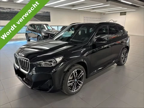 BMW X1 xDrive25e M Sport Premium pakket Harman-Kardon Panoramadak Trekhaak Adaptieve Cruise Control Keyless Entry Stuurwielverwarming Rij tot 92 KM volledig elektrisch (WLTP)!