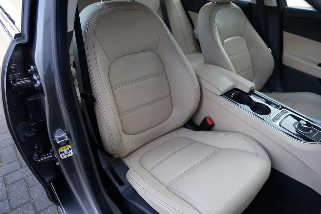 Jaguar XE – foto 15