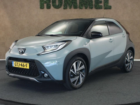 Toyota Aygo X 1.0 VVT-i S-CVT Envy - ORIGINEEL NEDERLANDE AUTO - ACHTERUITRIJCAMERA - AUTOMATISCHE AIRCO - APPLE CARPLAY/ANDROID AUTO - NAVIGATIESYSTEEM FULL MAP - ADAPTIEVE CRUISE CONTROL - RIJSTROOKSENSOR MET CORRECTIE - VERKEERSBORDDETECTIE - LED KOPLAMPEN - GROOTLICHTASSISTENT - DRAADLOZE TELEFOONLADER - PARKEERSENSOREN VOOR EN ACHTER - LICHTMETALEN VELGEN 18" - EXTRA GETINT GLAS - TWO-TONE LAK MET ZWART DAK