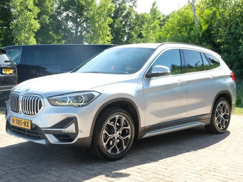 BMW X1 sDrive18i High Executive Edition 140 PK | Afneembare Trekhaak | Dealeronderhouden | Lederen Bekleding | Stoelverwarming | Camera | Head-Up display | Elektrische Klep | LED |