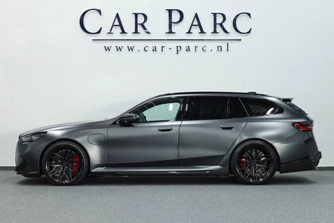 BMW 5-serie Touring M5 1000+PK BTW/AKRAPOVIC OPF DELETED/KERAMISCH/CARBON M-PERFORMANCE/EVENTURI/22” VOSSEN/B&W/PANO/HUD/GARANTIE!
