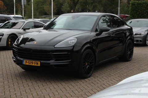 Porsche Cayenne Coupé 3.0 E-Hybrid / Trekhaak / Panoramadak / 360Camera / Luchtvering / 22'' / Leder / Sportchrono / CarPlay / Stoel+Stuurverwarming / Dodehoek / DAB / Cruise Control