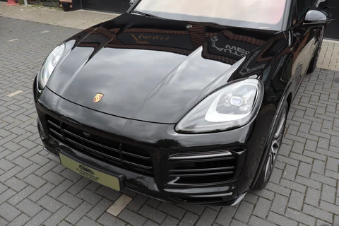 Porsche Cayenne Coupé 3.0 E-Hybrid Black Edition Platinum 462PK NIEUWSTAAT 1STE EIG. SOH 99% I NL-auto I 360 Camera I Leder I Sport Chrono I Pano I elek. stoel I Winterpakket I PASM I Soft-close I