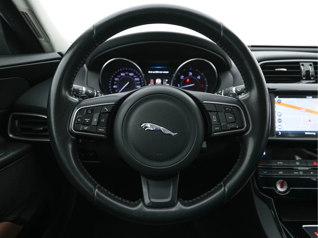 Jaguar XE – foto 16