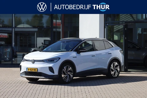 Volkswagen ID.4 Max 77 kWh 204PK / 150kW, SOH93% Wegklapbare trekhaak, warmtepomp, panoramadak, rondomzichtcamera (Area View), elektrisch verstelbare Ergo voorstoelen met geheugenfunctie, 21" 'Narvik' LMV, dynamic chassis control (DCC), privacy glas, achteruitrijcamera (Rear View), dodehoekdetectie (Side Assist), head-up display met augmented reality, discover pro navigatie, Style pakket (chrome sierlijsten), verwarmbare voorstoelen, verwarmbaar multifunctioneel lederen stuurwiel, lederen / alcantara bekleding met zwarte dakhemel, LED Matrix (IQ.Lights) met dynamische richtingaanwijzers en LED strip, 3-zone climatronic etc.