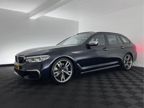 BMW 5 Serie Touring M550d xDrive M-Styling High Executive Aut. *PANO | LEATHER | BOWERS&WILKINS | ADAPTIVE-CRUISE | MASSAGE-SPORTSEATS | TOPVIEW | FULL-LED | BLINDSPOT | MEMORY-PACK | DIGI-COCKPIT | KEYLESS | DAB+ | HEAD-UP | AMBIENTLIGHT | 20''ALU*