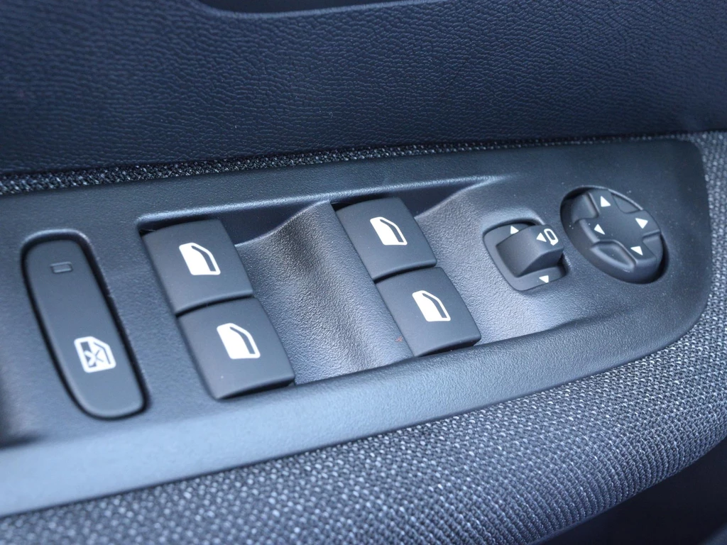 Peugeot e-208 – foto 19