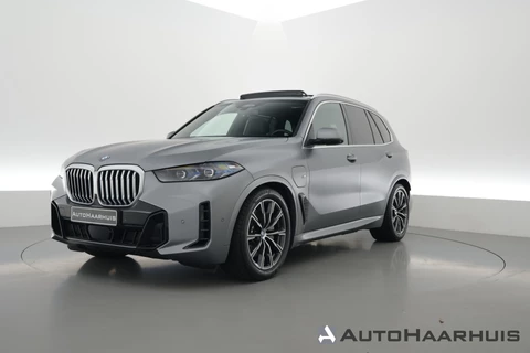BMW X5 xDrive50e M Sport | Rijklaar! | Frozen Pure Grey | Stoelventilatie | Stoel+stuurverw.| Pano | HUD | Luchtvering | Elek. trekhaak |  | 360 Cam | H&K | Adapt. Cruise | Softclose | Iconic glow | 20'' V