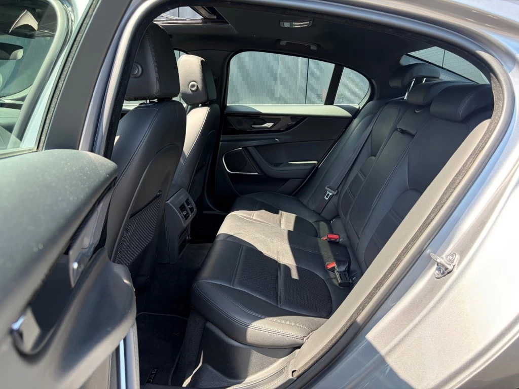 Jaguar XE – foto 12