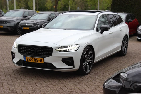 Volvo V60 2.0 T5 R-Design / Trekhaak / Panoramadak / Camera / Leder / Harman Kardon / 20'' / Keyless / CarPlay / Stuurverwarming / Stoelverwarming 4x / DAB / Dodehoek / Cruise Control