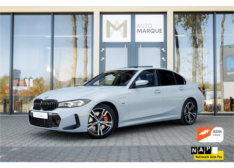 BMW 3 Serie Sedan 330e Aut. 292PK | M-Sportpakket Pro | Panoramadak | Harman Kardon | M-Sport Remsysteem | Elektrisch Verstelbare Voorstoelen | Keyless | Achteruitrijcamera |