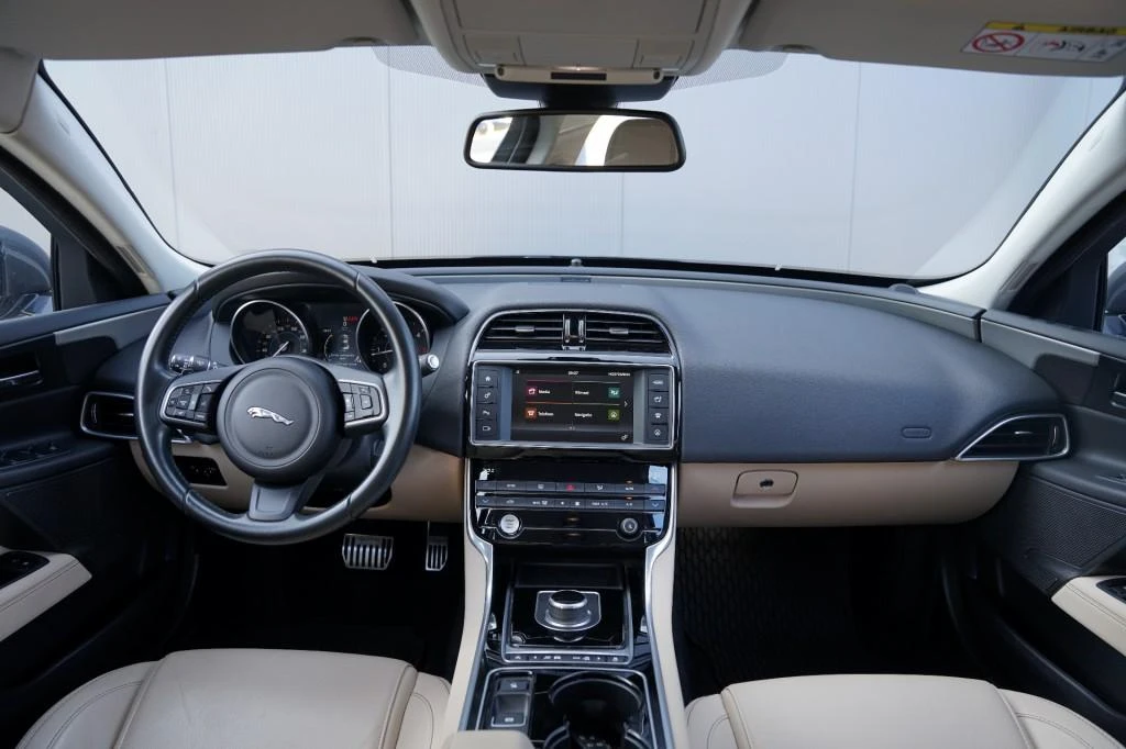 Jaguar XE – foto 8