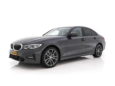 BMW 3 Serie 330e eDrive Edition (Plug-In) (INCL-BTW) Aut. *LEATHER | FULL-LED | DIGI-COCKPIT | HEATED-SPORTSEATS | PRIVACYGLASS | AMBIENTLIGHT | DAB | NAVI-FULLMAP | ECC | CARPLAY | PDC | CRUI/SE | 18''ALU*