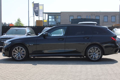 BMW 3 Serie Touring 330e High Executive M-SPORT PANORAMADAK MEMORY KEY-LESS CAMERA CARPLAY