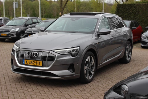 Audi e-tron 50 quattro Business edition Plus 71 kWh / SoH 92,9% / Panoramadak / Camera / Luchtvering / Intr.voorverwarming / Leder&Alcantara / 20'' / Navigatie / DAB / Stoelverwarming / ACC