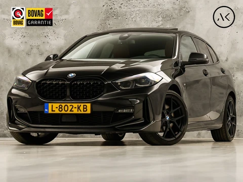 BMW 1 Serie 118i M Sport High Executive Black Edition Automaat (NAP, PANORAMADAK, M PAKKET, DEALER ONDERHOUDEN, STUUR/STOELVERWARMING, CAMERA, BRUIN LEDER, SPOILER, BLACK PACK, SFEERVERLICHTING, NIEUWSTAAT)