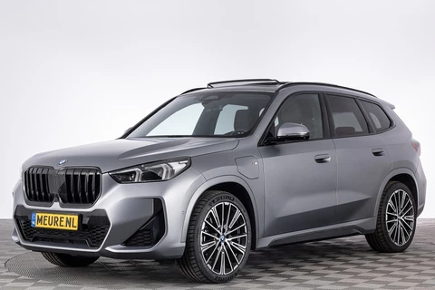 BMW X1 xDrive30e M-sport | LEDER | PANORAMADAK *MAT GRIJS* .
