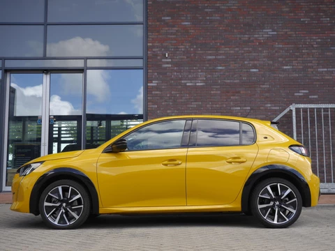 Peugeot e-208 EV GT Pack 50 kWh | Adaptive cruise control | Navigatie | Achteruitrijcamera | Alcantara bekleding | Lichtmetalen velgen 17 inch | Panorama dak | Afneembare trekhaak voor fietsendrager | Keyless entry en start | Extra getint glas | Stoelverwarming