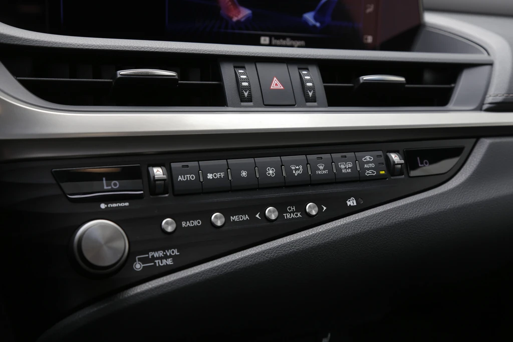 Lexus ES – foto 34