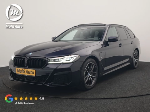 BMW 5 Serie Touring 530e M Sport PHEV 293pk Dealer O.H. | Trekhaak Af Fabriek | Panodak | Head Up | Adaptive Cruise | Camera | Lederen Sportstoelen Memory & Verwarmd | Sfeerverlichting | Blis | Stuur Verwarmd | Apple Carplay | Navigatie | DAB | Plug In Hybrid |