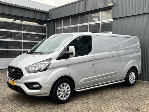 Ford Transit Custom 300 2.0 TDCI L2H1 Limited Airco Cruise control Trekhaak 2800kg trekgewicht 3-Persoons Stoelverwarming Telefoonverbinding Achterruitrij camera Parkeersensoren voor en achter Schuifdeur Euro 6