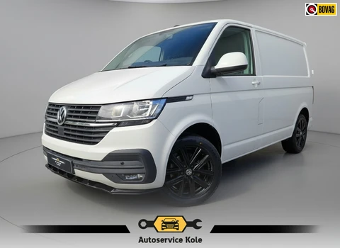 Volkswagen TRANSPORTER 2.0 TDI L1H1 150PK * Trekhaak * Navigatiesysteem * 3-Zits * Parkeercamera * 96.000KM! *