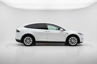 Tesla Model X – thumbnail 4