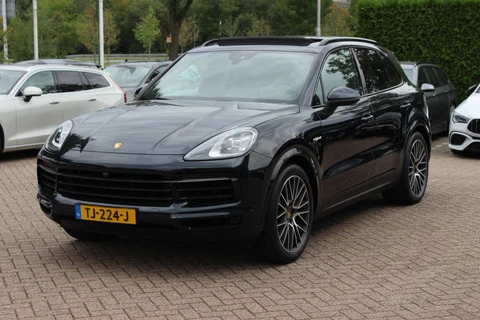 Porsche Cayenne 3.0 E-Hybrid / Panoramadak / 360Camera / Achterasbesturing / Luchtvering / Softclose / Sportchrono / 21'' / Keyless / Stoelventilatie+Verwarming / Bose / DAB / Cruise Control