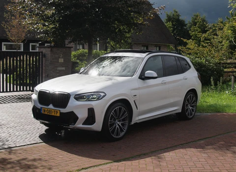 BMW X3 xDrive30e Business Edition Plus | M-Pakket | Panoramadak | Trekhaak | Head-Up Display | 360 Camera | Sfeerverlichting | LED-Laser |