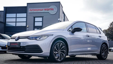 Volkswagen Golf 1.5 TSI Sport | R-line Difuser | Sport uitlaat met kleppensysteem | Navigatie | Lane Assist | Apple Carplay |