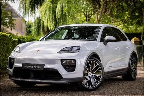 Porsche Macan 4 100 kWh Pano Luchtvering Sport Chrono Matrix Passenger Display