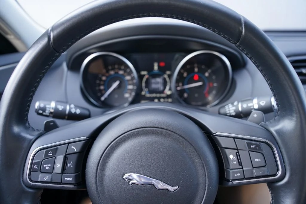 Jaguar XE – foto 16