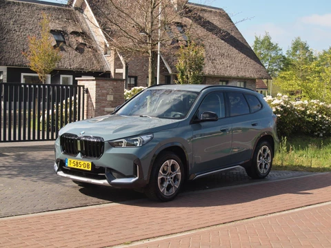 BMW X1 sDrive18i | NIEUW MODEL | Trekhaak | Sportstoelen met geheugen | Sfeerverlichting | Camera | Leer |