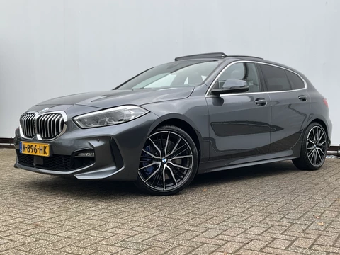 BMW 1 Serie 120i M-Sport Automaat Pano.dak Leer Stoel/Stuurverw HUD Carplay Stoelverw Led VOL!