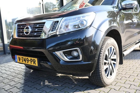 Nissan Navara 2.3 DCI DUBBEL CABINE A/T 4WD 5 ZITS VAN