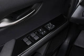 Lexus UX – thumbnail 40