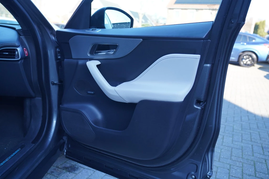 Jaguar F-PACE – foto 18