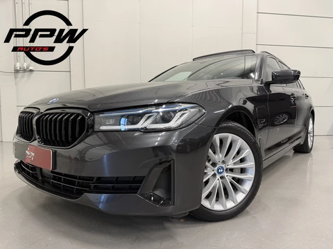 BMW 5 Serie Touring 530e xDrive High exe PANO/TREKHAAK/H&K/LASER/360CAMERA/SOH 88%/HEAD-UP/ACC/LEER-SPORT/SFEER/DRIVING ASS. PRO/M-SPORTSTUUR/KEYLESS/DONKERE-HEMEL/VOLLEDIG BMW DEALER HISTORIE/ABSOLUTE NIEUWSTAAT
