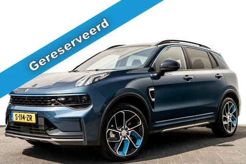 Lynk & Co 01 1.5 Plug-in Hybrid 262 Pk I Zwarte Hemel I Panoramadak I 75 km Elektrisch I 360 Camera I Infinity Audio I Full Map Navi I Carplay I 20 inch. LMV l 1e eigenaar
